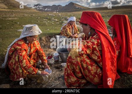Donne kirghise lavare piatti, Pamir, Afghanistan, Asia Foto Stock