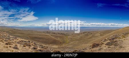 Vista panoramica sulla steppa argentina vicino al Lago Argentino durante il giorno in estate Foto Stock