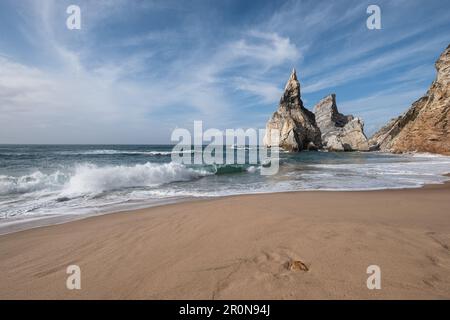 Vista dalla spiaggia sulle rocce di Praia da Ursa, Colares, Sintra, Portogallo Foto Stock