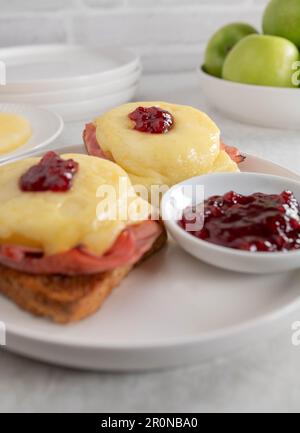 Brinda alle hawaii con prosciutto gratinato, ananas, formaggio e salsa di mirtilli rossi Foto Stock