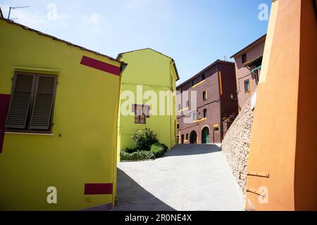 Documentazione fotografica delle case colorate di Ghizzano Pisa Italia Foto Stock