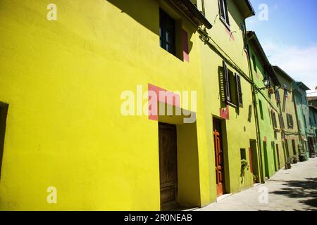 Documentazione fotografica delle case colorate di Ghizzano Pisa Italia Foto Stock