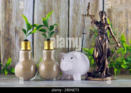 Piggy bank, simbolo della legge e della giustizia, piante che crescono all'interno delle lampadine. Eco-verde energia rinnovabile concetto. Prezzi dell'elettricità, risparmio energetico. Foto Stock