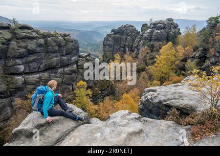 Tour autunnale sulla Malerweg a Elbsandstein, Germania Foto Stock