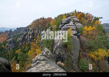Tour autunnale sulla Malerweg a Elbsandstein, Germania Foto Stock