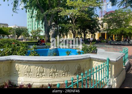 Santa Clara, Cuba - 2023: Il bambino con la Fontana dello stivale (in spagnolo: El Nino de la Bota) nel parco pubblico Leoncio Vidal. Foto Stock