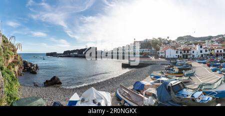 Isola di Madeira Portogallo - 04 21 2023: Vista panoramica sulla baia di Câmara do Lobos e il porto, un piccolo villaggio turistico di pescatori, viale principale di fronte alla se Foto Stock