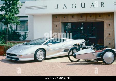 Jaguar XJ220 e Swallow Super Sports Sidecar al di fuori del salone delle auto Jaguar, 1990s Foto Stock