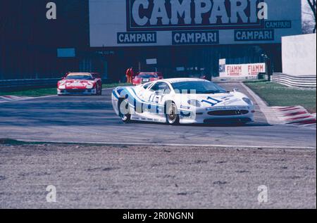 Le auto da corsa Jaguar XJ220 e Ferrari F40 al GT Binetto italiano, Italia 1993 Foto Stock