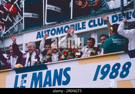 I piloti di auto da corsa Silk Cut Jaguar vincono le Mans, Francia, 1988 Foto Stock