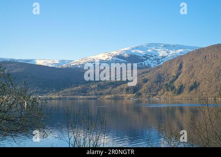 Nordfjord in Norvegia. Vista sulle montagne innevate. Deserto in Scandinavia, al sole. Foto del paesaggio da nord Foto Stock