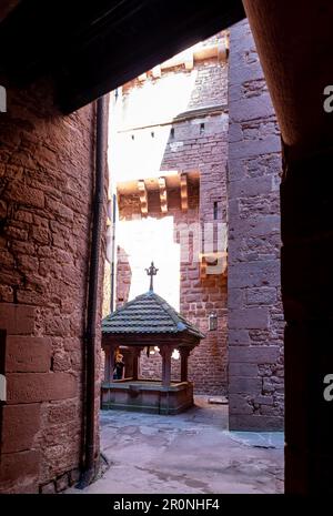 Vista della fontana nel cortile interno di Hochkönigsburg, Orschwiller, Alsazia, Francia, Europa Foto Stock