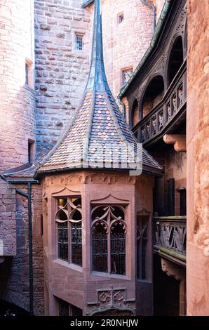 Vista della torre scala nel cortile interno di Hochkönigsburg, Orschwiller, Alsazia, Francia, Europa Foto Stock