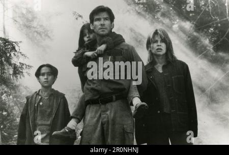 Attori Jeremy Foley, Jamie Renee Smith, Pierce Brosnan e Linda Hamilton nel film Dante's Peak, USA 1997 Foto Stock