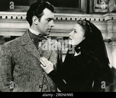 Uomo e donna con velo in una scena da un film non identificato, 1940s Foto Stock