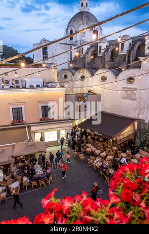 Vista della piazzetta e dei caffè in serata, Isola di Capri, Golfo di Napoli, Italia Foto Stock