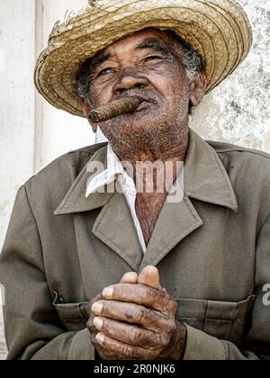 Ritratto di un vecchio con un sigaro e un cappello di paglia. Vinales. Cuba Foto Stock