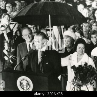 Il presidente DEGLI STATI UNITI Lyndon Johnson con la moglie e il vicepresidente Humphrey che si rivolse alla folla, Washington, USA 1965 Foto Stock