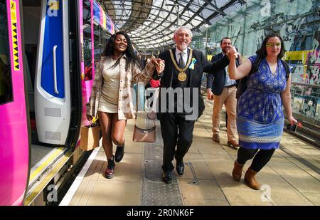 Liverpool Lord Mayor Cllr Roy Gladden (Center)ha accolto i superfan del concorso di canzoni Eurovisione arrivati alla stazione ferroviaria di Liverpool Lime Street. Data immagine: Martedì 9 maggio 2023. Foto Stock