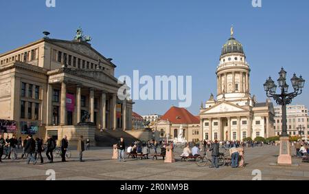 Berlino, Germania: Gendarmenmarkt, una grande piazza di Berlino con la sala concerti (Konzerthaus) a sinistra e la cattedrale francese (Franzosischer Dom) davanti. Foto Stock