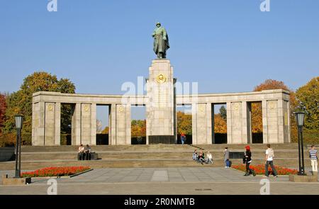 Berlino, Germania: Il Memoriale di guerra sovietico nel Tiergarten, Berlino. Il monumento commemora coloro che morirono nella battaglia di Berlino nel 1945. Foto Stock