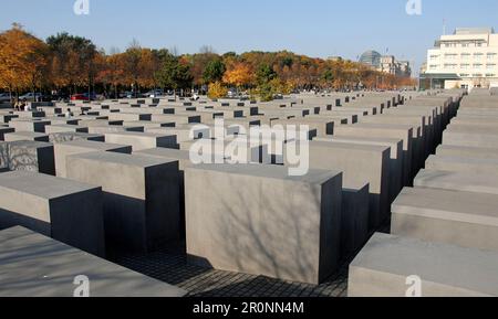 Berlino, Germania: Memoriale agli ebrei assassinati d'Europa. Un memoriale dell'Olocausto con 2.710 colonne di cemento che formano il campo di Stelae. Foto Stock