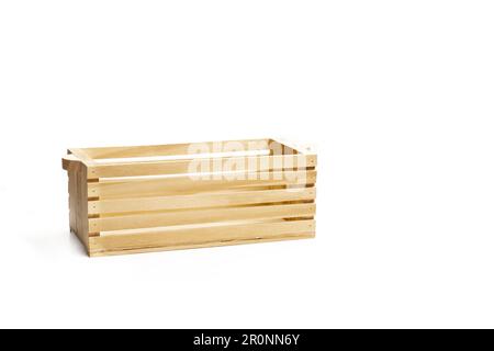 Scatola di legno con maniglie su sfondo bianco con spazio copia Foto Stock