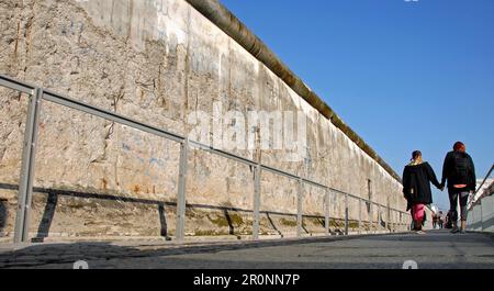 Berlino, Germania: Cammina su una parte conservata del muro di Berlino. Foto Stock