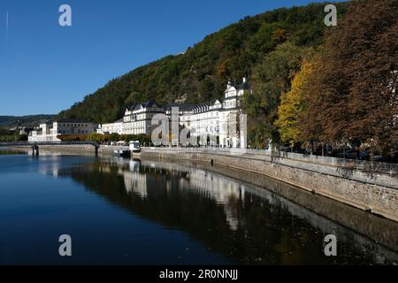 Il tranquillo lago con edifici e verdi colline sulla riva. Bad EMS, Renania-Palatinato, Germania. Foto Stock