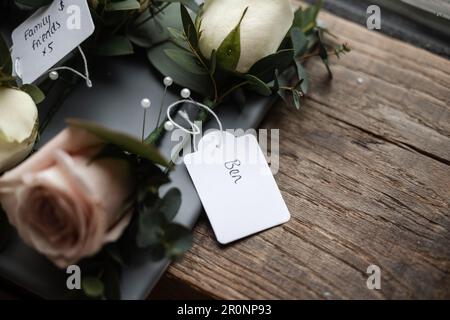 Nome ben Benjamin scritto a mano sul biglietto per fiori bomboniere la mattina del matrimonio Foto Stock