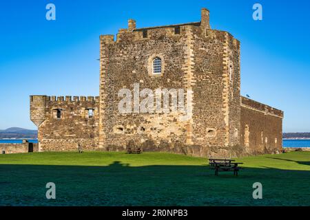 Castello di nerezza vicino al villaggio scozzese di nerezza sulle rive del Firth of Forth in West Lothian, Scozia, Regno Unito Foto Stock