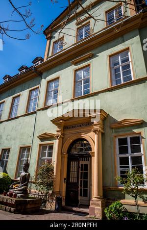Völkerkundemuseum, un museo etnografico specializzato in arte e oggetti etnografici provenienti da Asia, Africa e Oceania, Heidelberg, Germania Foto Stock