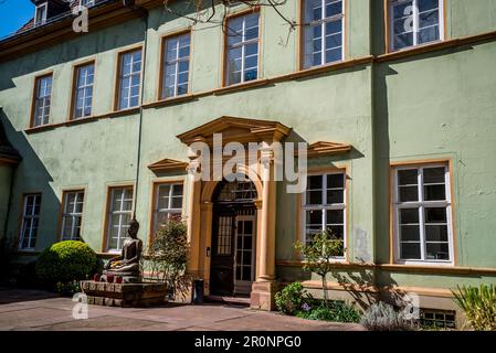 Völkerkundemuseum, un museo etnografico specializzato in arte e oggetti etnografici provenienti da Asia, Africa e Oceania, Heidelberg, Germania Foto Stock