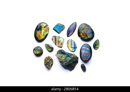 Labradorite collezione macro dettaglio sfondo bianco isolato. primo piano lucido semi-prezioso gemma spazio copia. Foto Stock