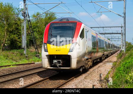 Treno FLIRT di classe 745 della British Rail di Greater Anglia passando per Margaretting verso London Liverpool Street, Regno Unito. Stadler FLIRT treno ferroviario EMU Foto Stock