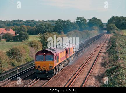Una coppia di locomotive diesel DB Cargo UK Classe 66 numeri 66079 e 66112 carri in acciaio vuoti a doppia testa a Otford Junction nel Kent. Foto Stock