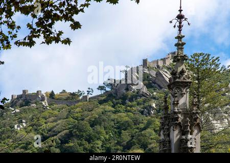 Vista ravvicinata della guglia di uno degli edifici situati nel giardino del palazzo Quinta da Regaleira vicino Sintra, Portogallo, un sito dell'UNESCO Foto Stock