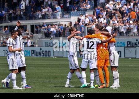 Bergamo, Italia. 7th maggio, 2023. Italia, Bergamo, maggio 7 2023: I giocatori della Juventus FC celebrano la vittoria e si abbracciano a fine partita di calcio ATALANTA BC vs JUVENTUS FC, Serie A Tim 2022-2023 day34 Gewiss Stadium (Credit Image: © Fabrizio Andrea Bertani/Pacific Press via ZUMA Press Wire) SOLO PER USO EDITORIALE! Non per USO commerciale! Foto Stock