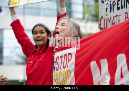 Londra, Regno Unito. 9 maggio, 2023. Gli attivisti ambientali protestano contro la proposta di EACOP (East African greggio Pipeline) fuori dall'ufficio londinese degli assicuratori Marsh McLennan. La controversa pipeline, pianificata dalla French oil Major Total e dalla China National Offshore Oil Corporation, rischia di inquinare gli ecosistemi e di aumentare ulteriormente i livelli di CO2, dicono gli oppositori, e ha visto diverse banche rifiutare la fornitura di sostegno finanziario. Credit: Ron Fassbender/Alamy Live News Foto Stock