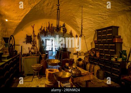 Museo della farmacia, museo del castello sulla storia della farmacia con oltre 20.000 mostre su 2000 anni di scienza medica e farmacia, tra cui apoth di vetro Foto Stock