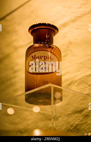 Vaso della morfina, Museo della Farmacia, Museo del Castello sulla storia della farmacia, Castello di Heidelberg, Heidelberg, Germania Foto Stock