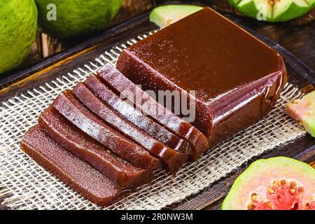 Goiabada, un dolce fatto di guava, dolce brasiliano, dolce fatto di frutta, tradizionale dei festeggiamenti di giugno in Brasile, cibo rurale Foto Stock