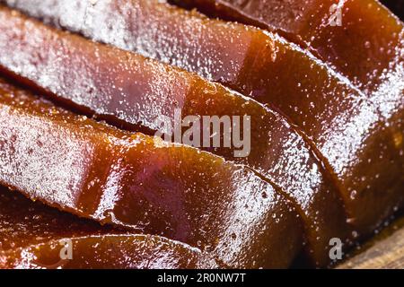 Goiabada, un dolce fatto di guava, dolce brasiliano, dolce fatto di frutta, tradizionale dei festeggiamenti di giugno in Brasile, cibo rurale Foto Stock