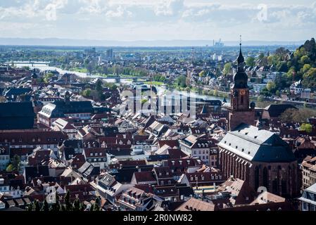 Vista della città vecchia e della guglia della Chiesa dello Spirito Santo dal castello 'balcone', Heidelberg, Germania Foto Stock