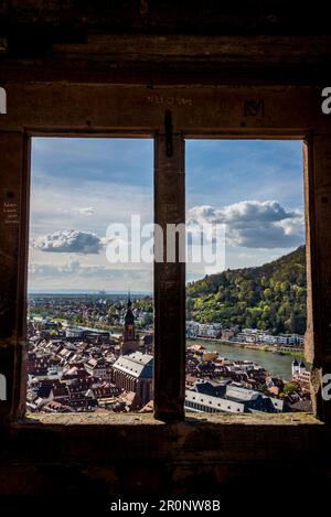 Vista della città vecchia e della guglia della Chiesa dello Spirito Santo attraverso la finestra del Castello del balcone, Heidelberg, Germania Foto Stock