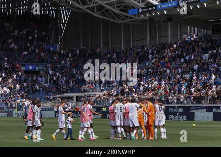 Bergamo, Italia. 7th maggio, 2023. Italia, Bergamo, maggio 7 2023: I giocatori della Juventus FC celebrano la vittoria e si abbracciano a fine partita di calcio ATALANTA BC vs JUVENTUS FC, Serie A Tim 2022-2023 day34 Gewiss Stadium (Credit Image: © Fabrizio Andrea Bertani/Pacific Press via ZUMA Press Wire) SOLO PER USO EDITORIALE! Non per USO commerciale! Foto Stock