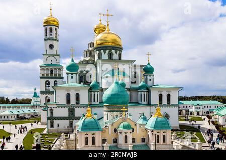 Istra, Russia - 7 maggio 2023: Cortile del Monastero della Nuova Gerusalemme con la Chiesa sotterranea di Costantino ed Elena e la Cattedrale della Resurrezione di Near Foto Stock