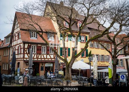 The Market Square with restaurants and old traditional medieval architecture with exposed beams, Weinheim, Baden-Württemberg, Germany Foto Stock