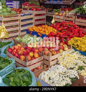Frutta e verdura in Crates Fiori freschi a Farmers Market Stall Foto Stock
