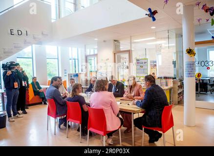 Texel, Niederlande. 09th maggio, 2023. Re Willem-Alexander e Regina Maxima dei Paesi Bassi a Vlieland, il 09 maggio 2023, per una visita regionale al Waddeneilanden Credit: Albert Nieboer/Netherlands OUT/Point de Vue OUT/dpa/Alamy Live News Foto Stock